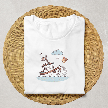 T-shirt avec design marin pastel illustrant un bateau pêcheur joyeux