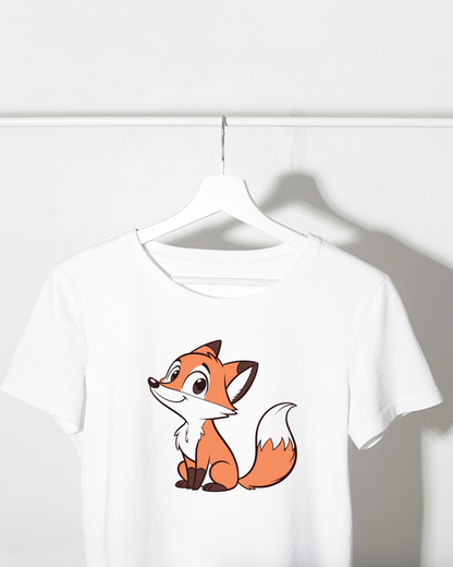 T-shirt avec renard espiègle dans une ambiance de forêt magique, style élégant