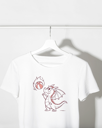 T-shirt avec dragon cartoon jouant avec balle de feu en style fantaisie coloré