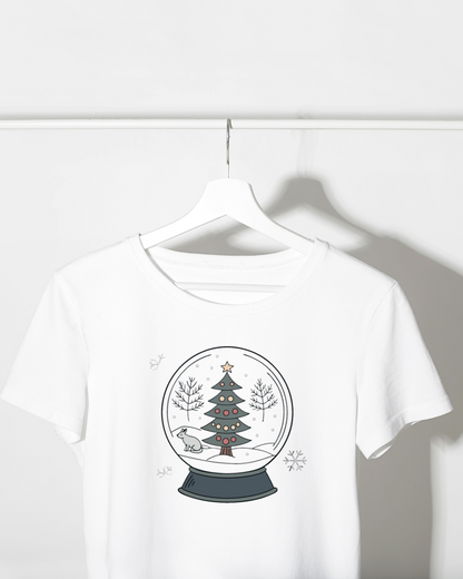 T-shirt avec un renard curieux dans une boule de neige sur un fond festif et hivernal