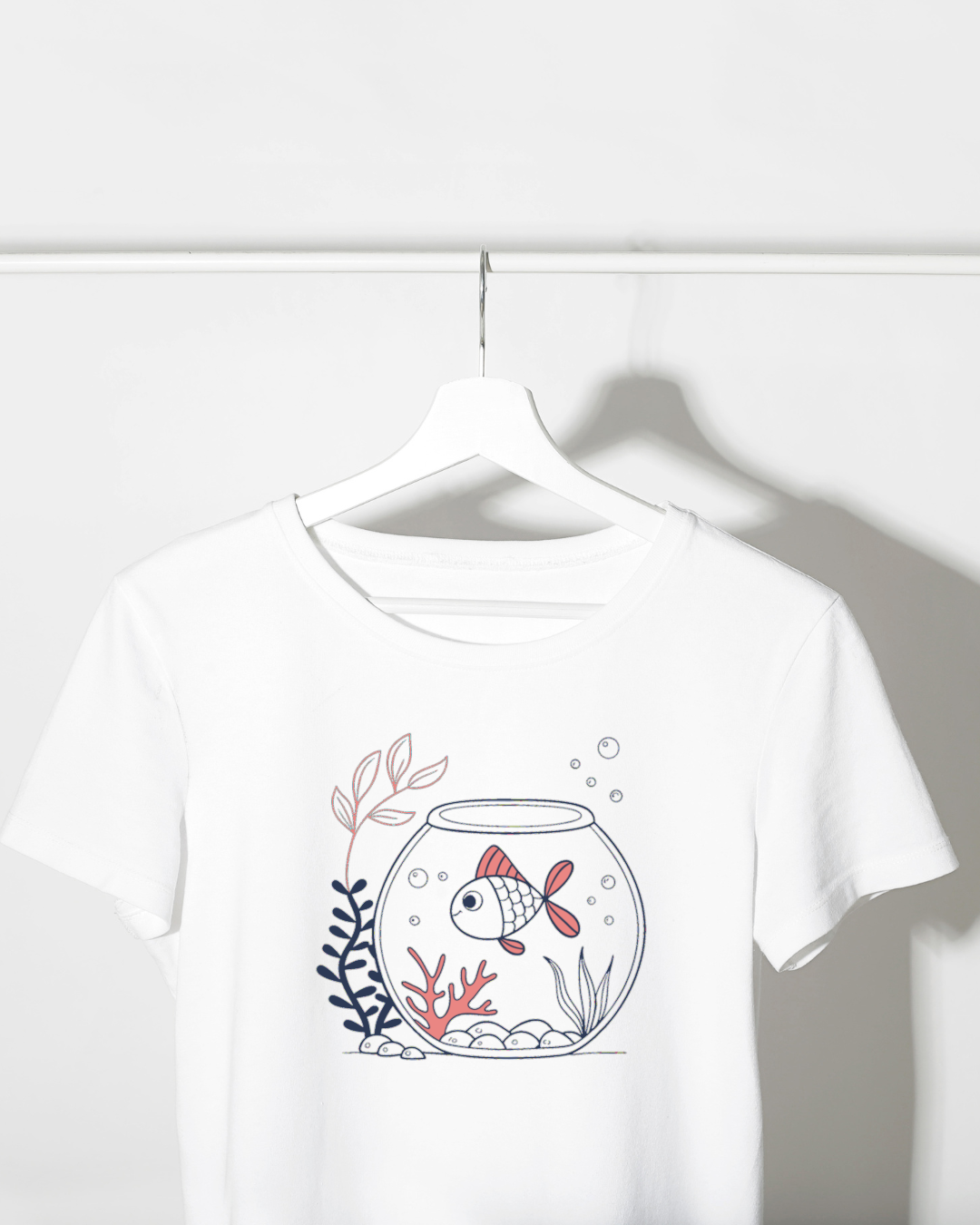 T-shirt moderne avec dessin de poisson joyeux dans bocal aquatique coloré