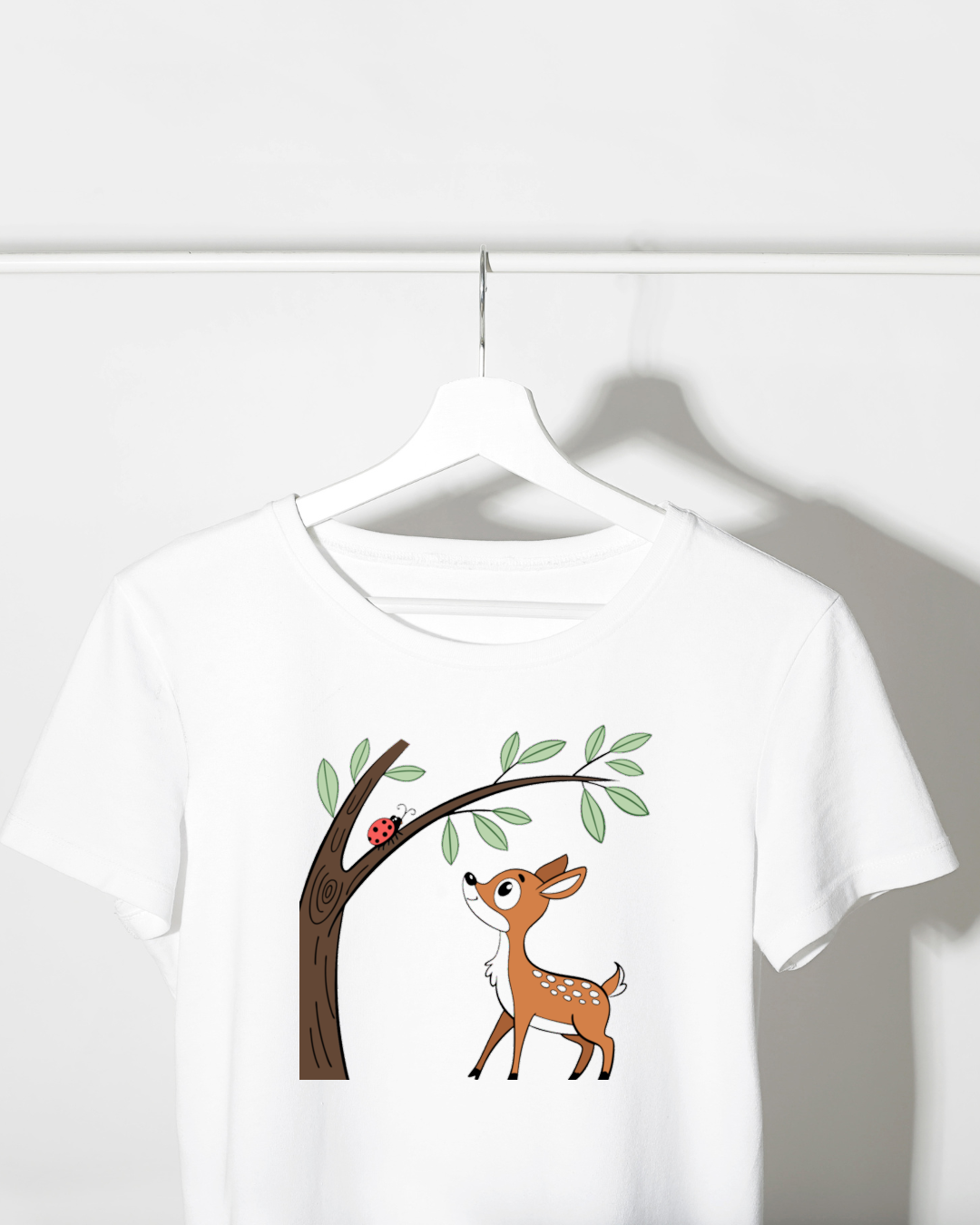 T-shirt avec un faon curieux et une coccinelle, style pastel apaisant
