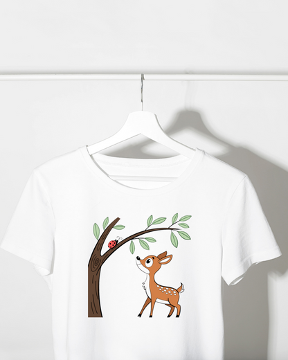 T-shirt avec un faon curieux et une coccinelle, style pastel apaisant
