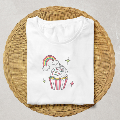 T-shirt joyeux avec cupcake pastel et arc-en-ciel au style gourmand