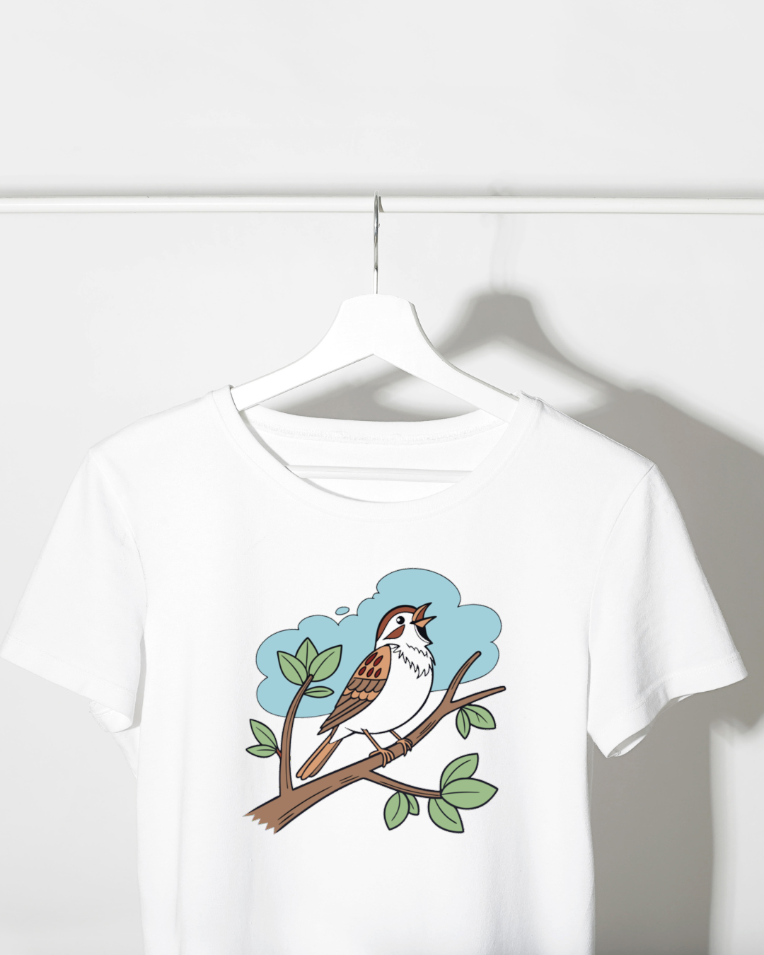 T-shirt avec moineau délicatement illustré posant sur une branche style vectoriel doux