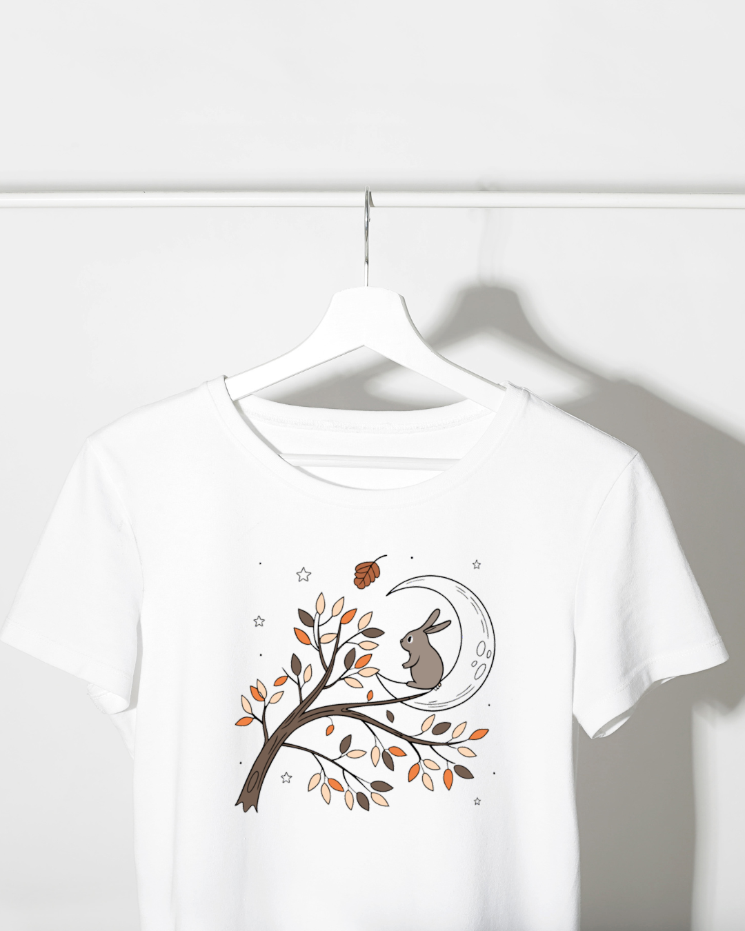 T-shirt automnal avec un doux lapin rêveur perché sur une lune enchanteresse