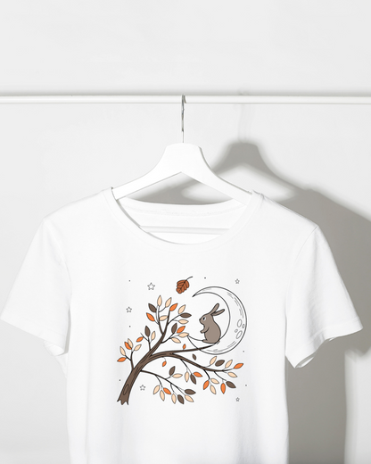T-shirt automnal avec un doux lapin rêveur perché sur une lune enchanteresse