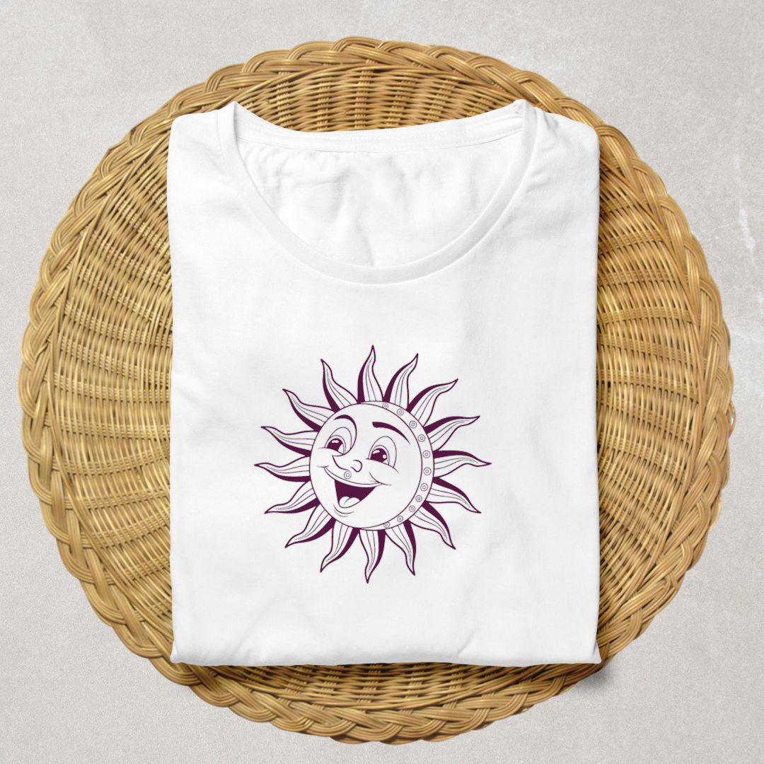 T-shirt en coton avec un dessin de soleil souriant dans un style doodle jovial