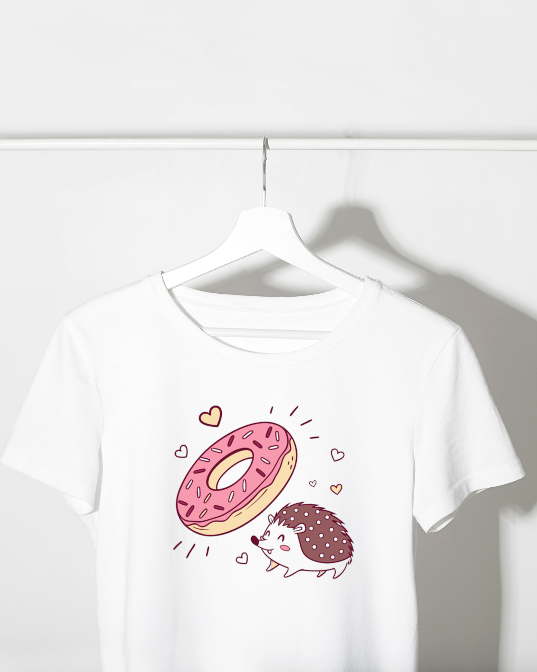 T-shirt avec hérisson joyeux et donut en style cartoon unique et coloré