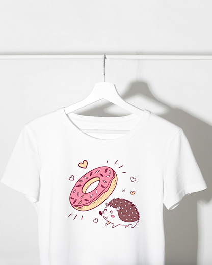 T-shirt avec hérisson joyeux et donut en style cartoon unique et coloré