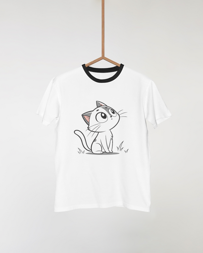T-shirt avec chat curieux minimaliste sur fond nature, idéal pour les passionnés d’animaux