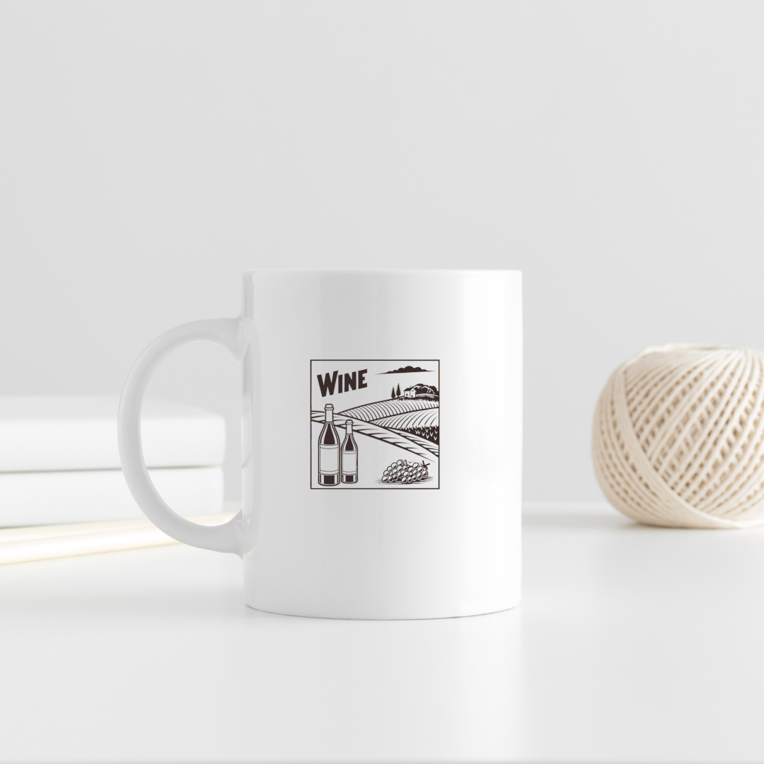Tasse avec illustration de vignoble et bouteilles de vin.