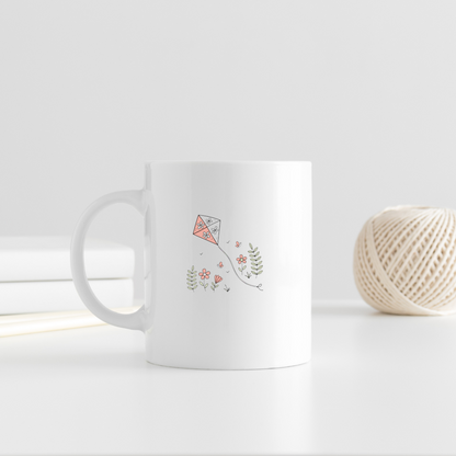 Mug avec un dessin aérien de cerf-volant fleuri flottant dans le ciel printanier