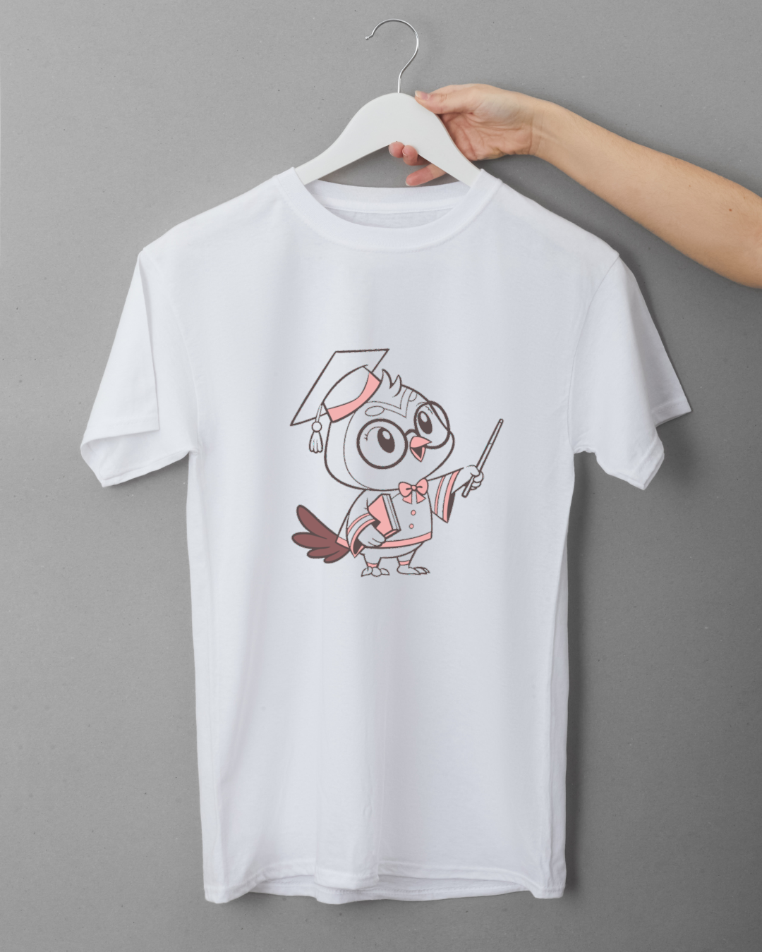 T-shirt avec un adorable hibou cartoon qui lit un livre dans un style éducatif