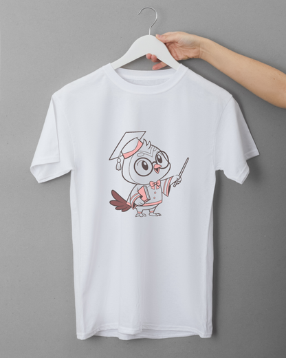 T-shirt avec un adorable hibou cartoon qui lit un livre dans un style éducatif