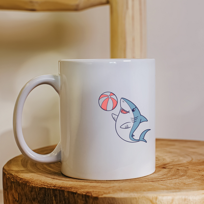 Mug décoré avec requin joueur et ballon souriant ambiance marine colorée