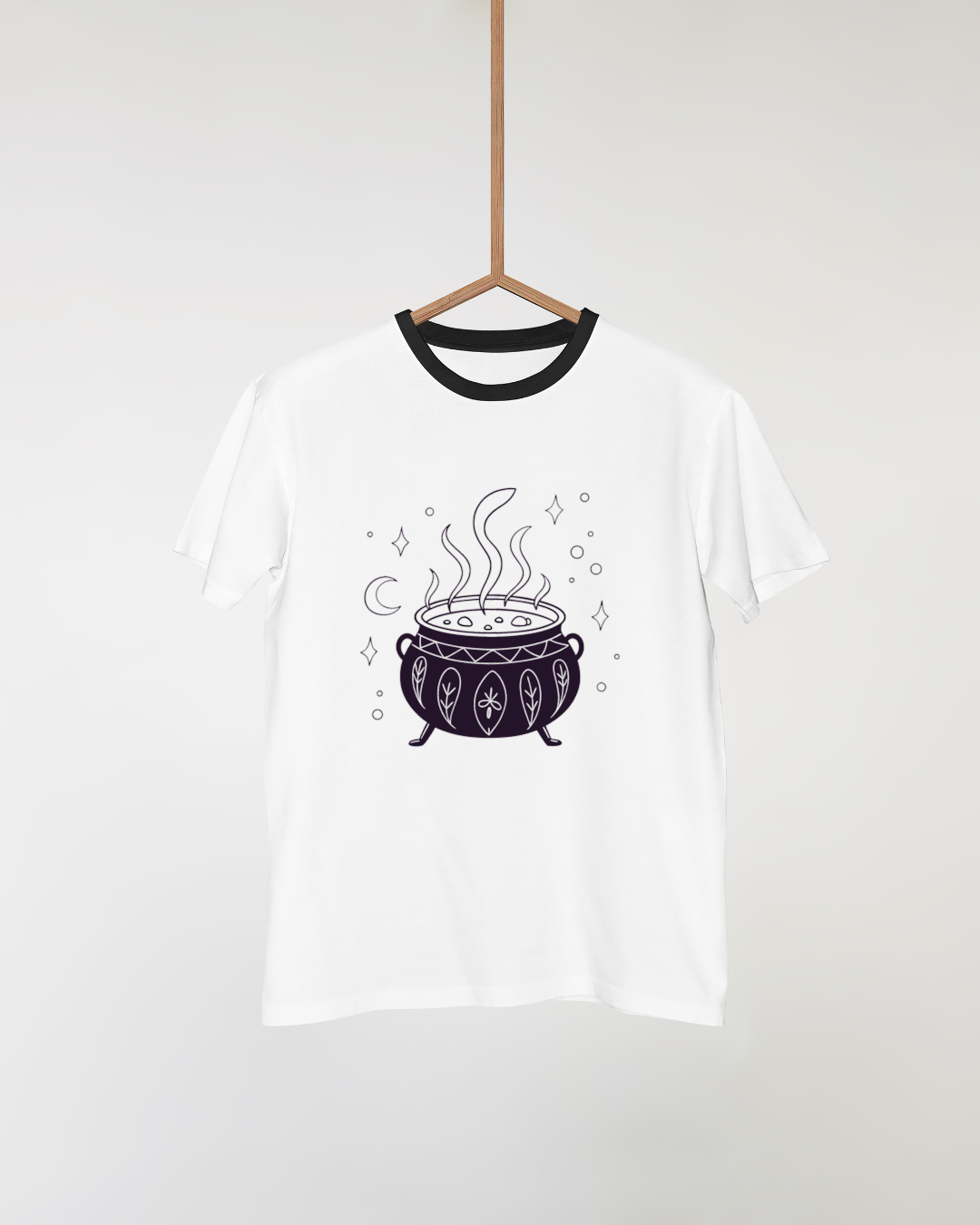 T-shirt au design mystique avec un chaudron enchanté fumant en thème sorcellerie