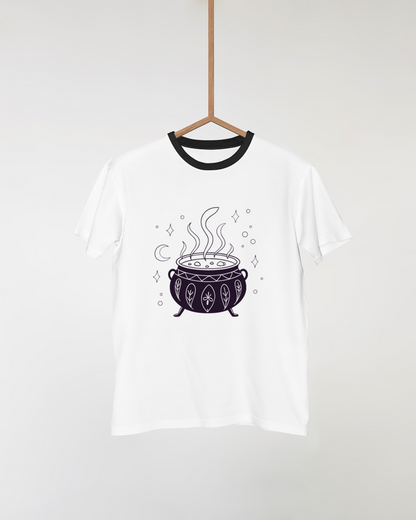 T-shirt au design mystique avec un chaudron enchanté fumant en thème sorcellerie