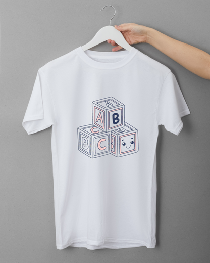 Graphique kawaii sur un t-shirt original, idéal pour enfants.
