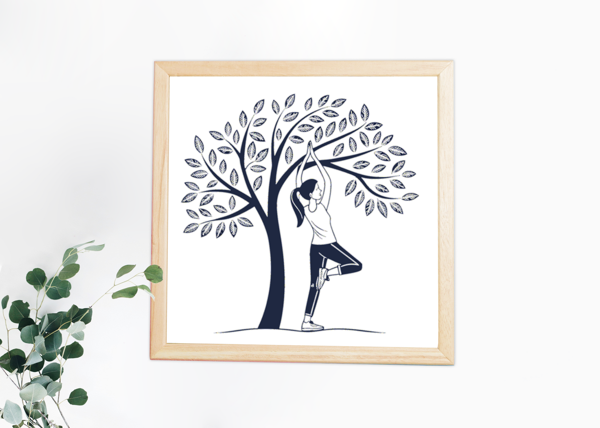 Cadre décoratif avec une femme en yoga sous un arbre dans un style épuré et zen