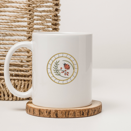 Mug avec coccinelle graphique sur fond végétal élégant et naturel