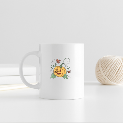 Mug décoré avec une citrouille souriante sur fond épouvantail pour Halloween