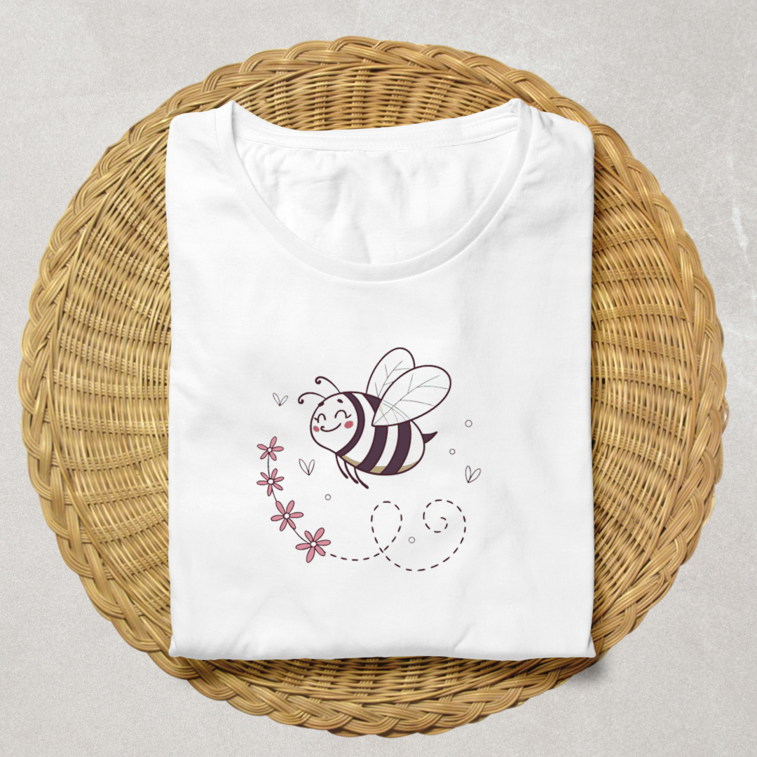 T-shirt avec icône abeille joyeuse style doodle sur fond floral printanier
