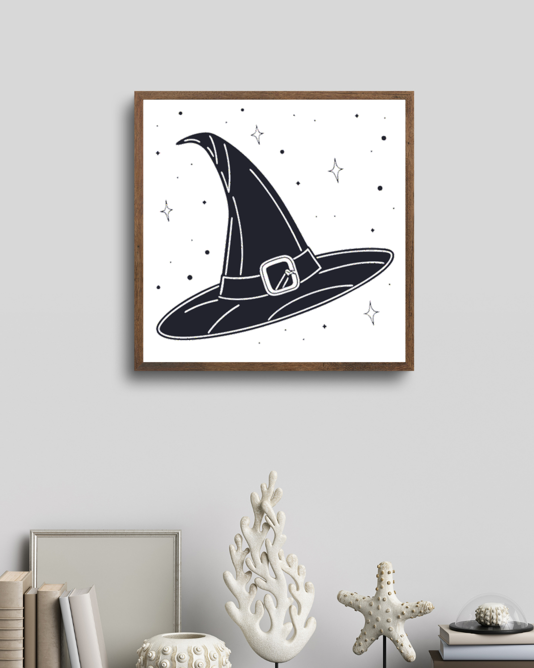 Cadre Halloween monochrome avec chapeau de sorcière décoratif sur fond épuré