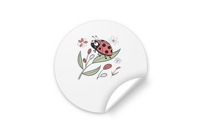 Sticker avec coccinelle joyeuse style doodle sur feuille dans jardin coloré