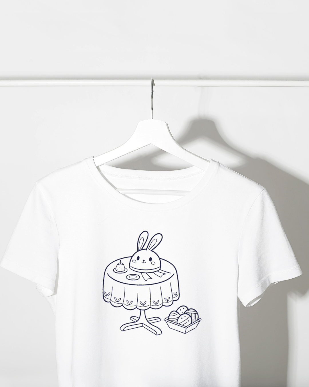T-shirt décoré d'un lapin minimaliste printanier, parfait pour la mode casual