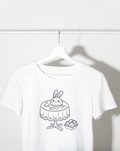 T-shirt décoré d'un lapin minimaliste printanier, parfait pour la mode casual