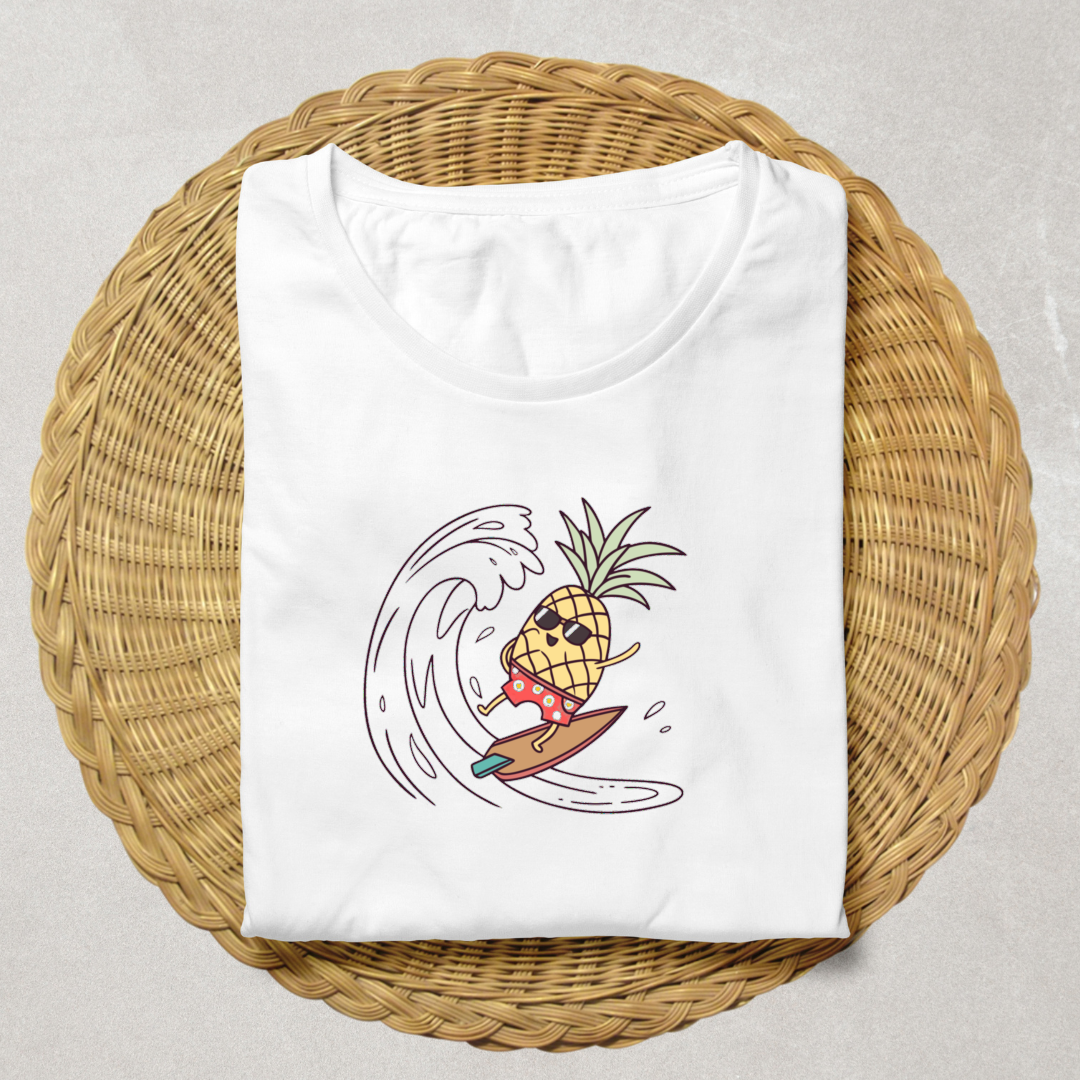 T-shirt avec un dessin estival d'ananas surfeur joyeux