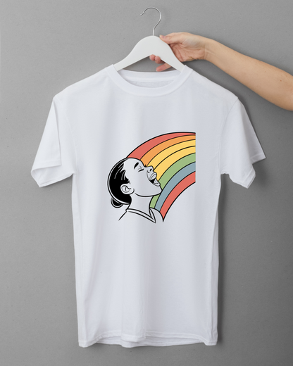 T-shirt avec design d'enfant joyeux sous un arc-en-ciel, ambiance vive et colorée