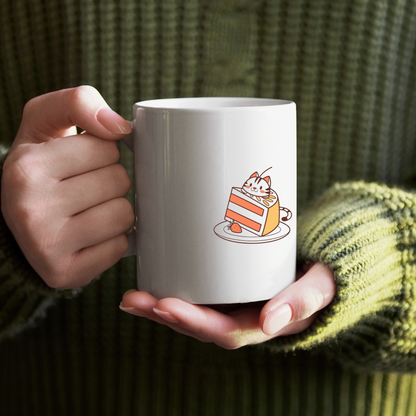 Mug festif avec chat kawaii joueur niché dans un gâteau coloré et joyeux