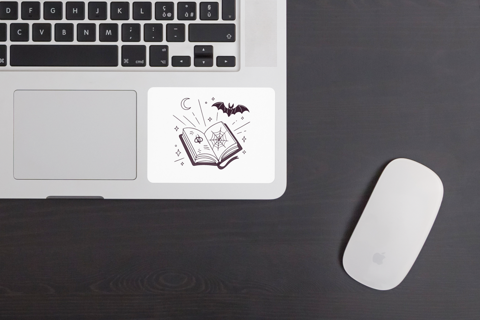 Sticker au thème d'Halloween avec un livre enchanté et une chauve-souris mystique