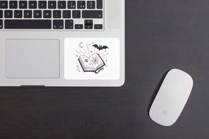Sticker au thème d'Halloween avec un livre enchanté et une chauve-souris mystique