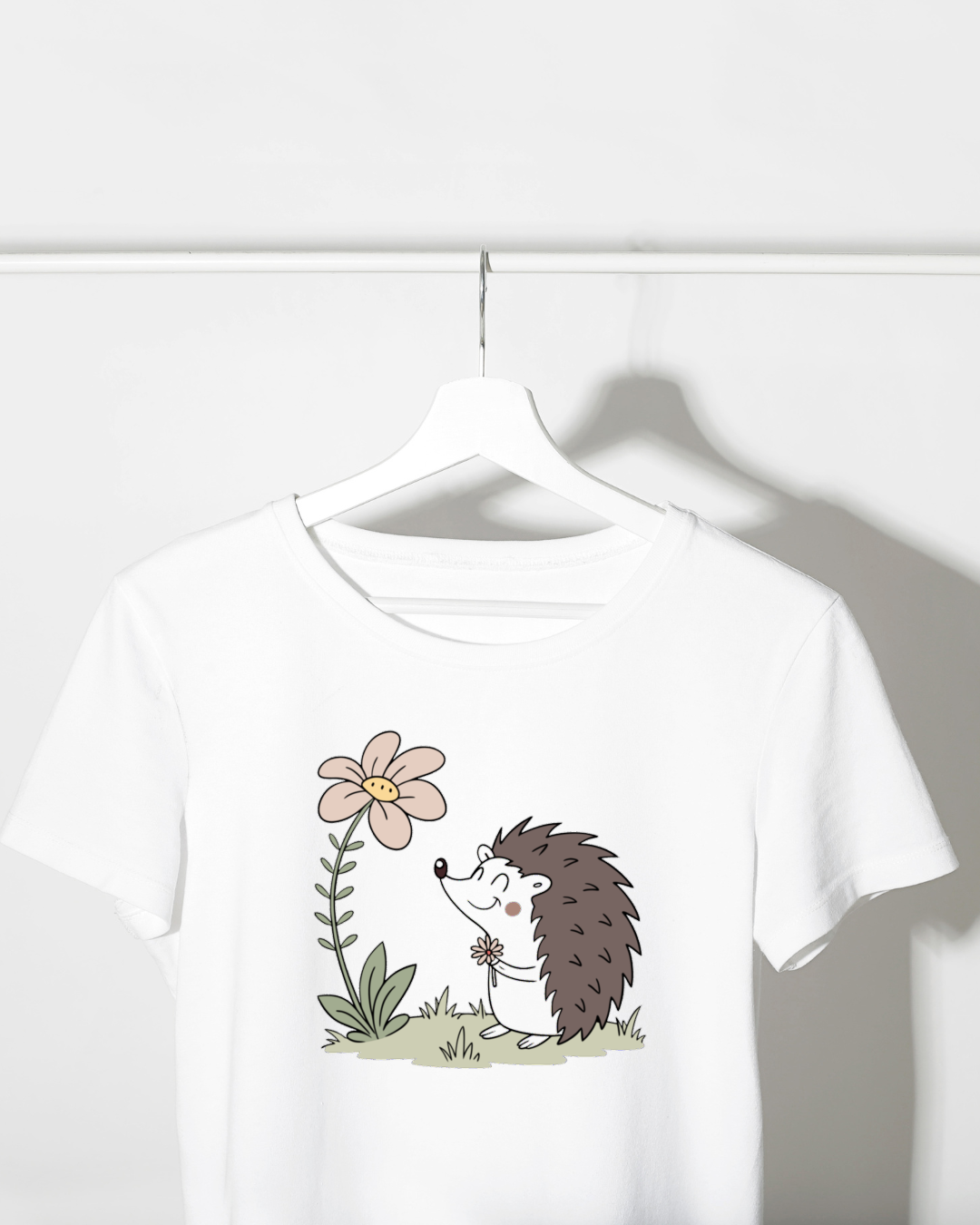 T-shirt avec hérisson souriant sous fleur géante aux couleurs pastel forêt
