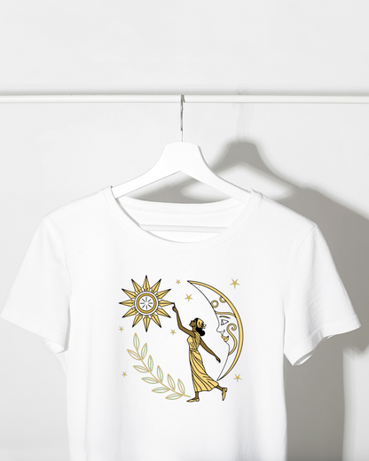 T-shirt avec design élégant de déesse étoilée dans le ciel mystique