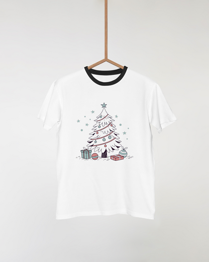 T-shirt avec sapin de Noël festif doodle sur fond hivernal, parfait pour l'hiver