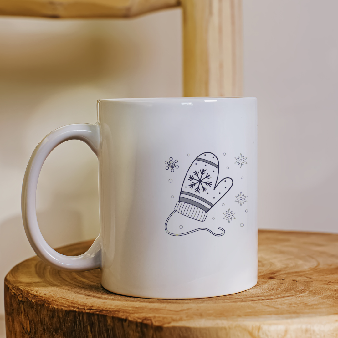 Mug décoré de moufles et flocons minimalistes évoquant l'hiver