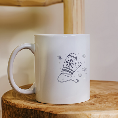 Mug décoré de moufles et flocons minimalistes évoquant l'hiver