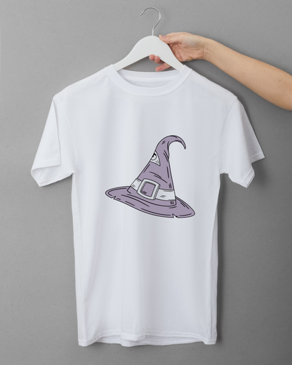 T-shirt avec motif stylisé de chapeau de sorcier, ambiance mystique et magique