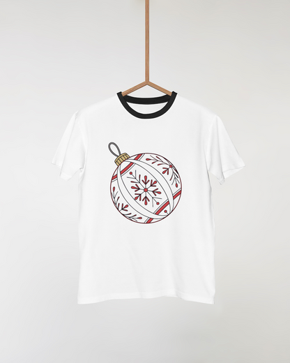 T-shirt élégant avec motif festif en boule de Noël ornée sur fond blanc