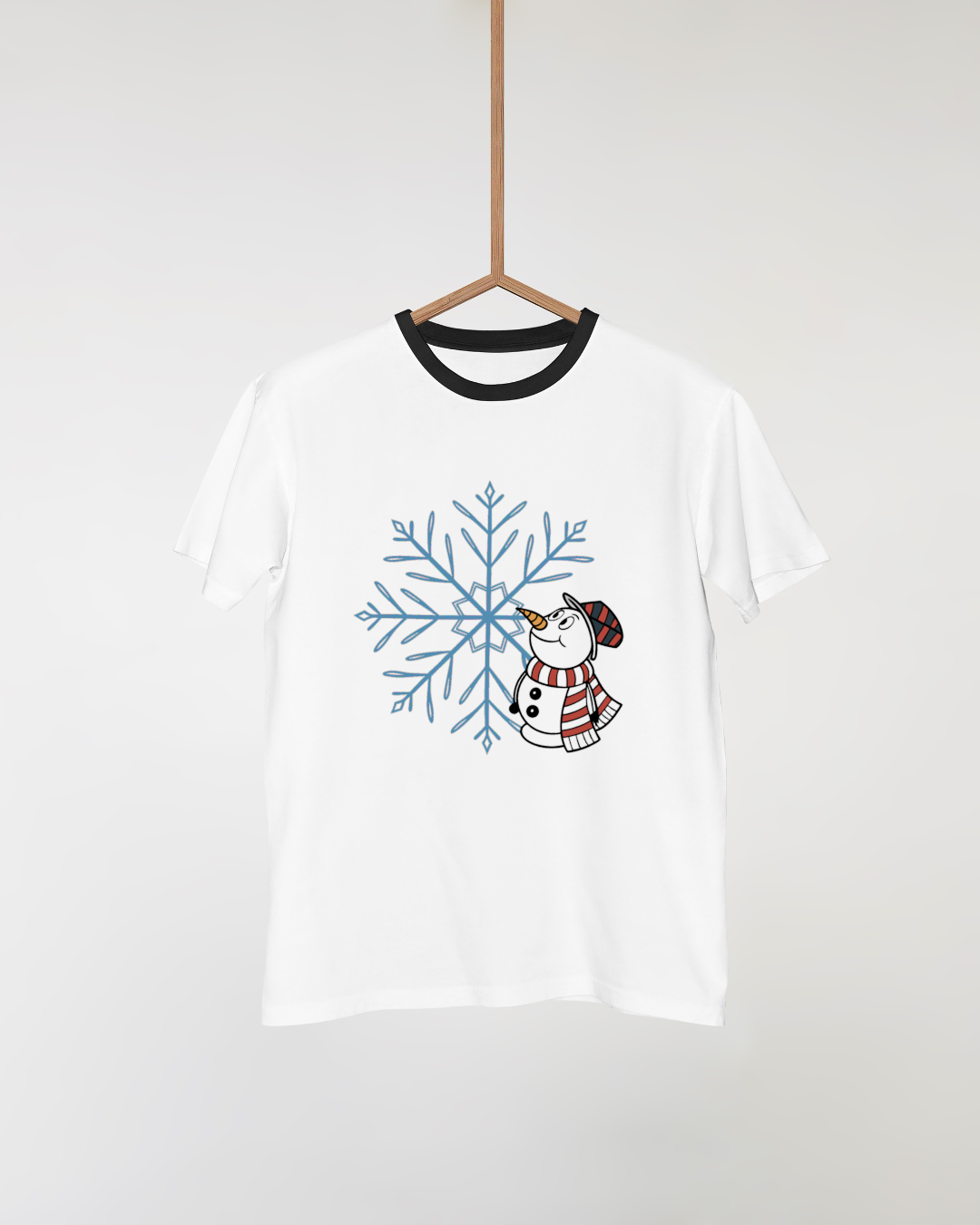T-shirt avec bonhomme de neige joyeux dans un style hivernal festif
