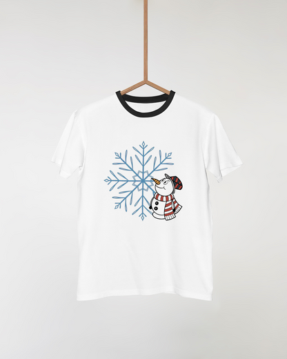 T-shirt avec bonhomme de neige joyeux dans un style hivernal festif