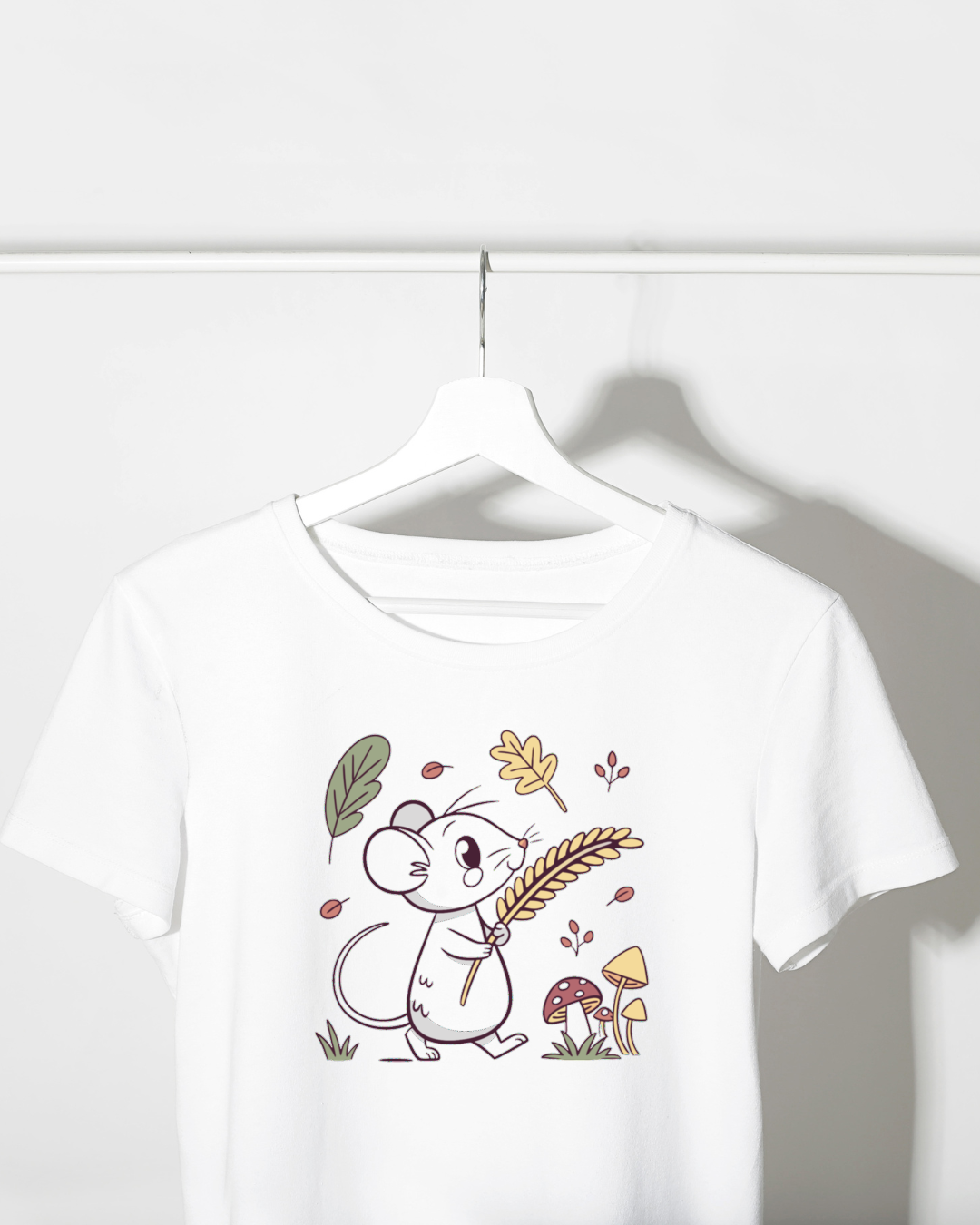 T-shirt avec souris stylisée et épis sur fond forestier
