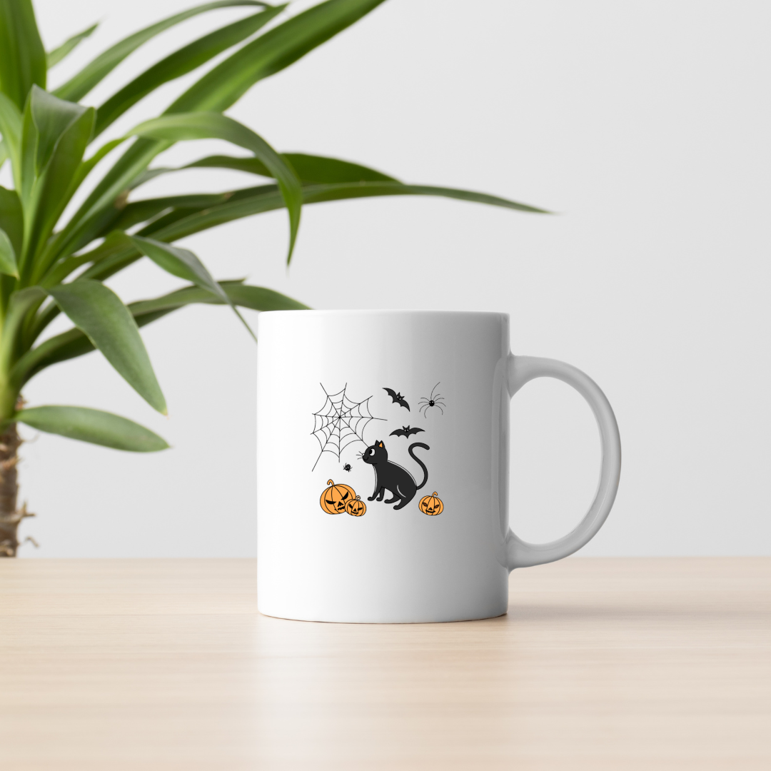 Mug avec chat noir au regard curieux pour une décoration d'Halloween mystique