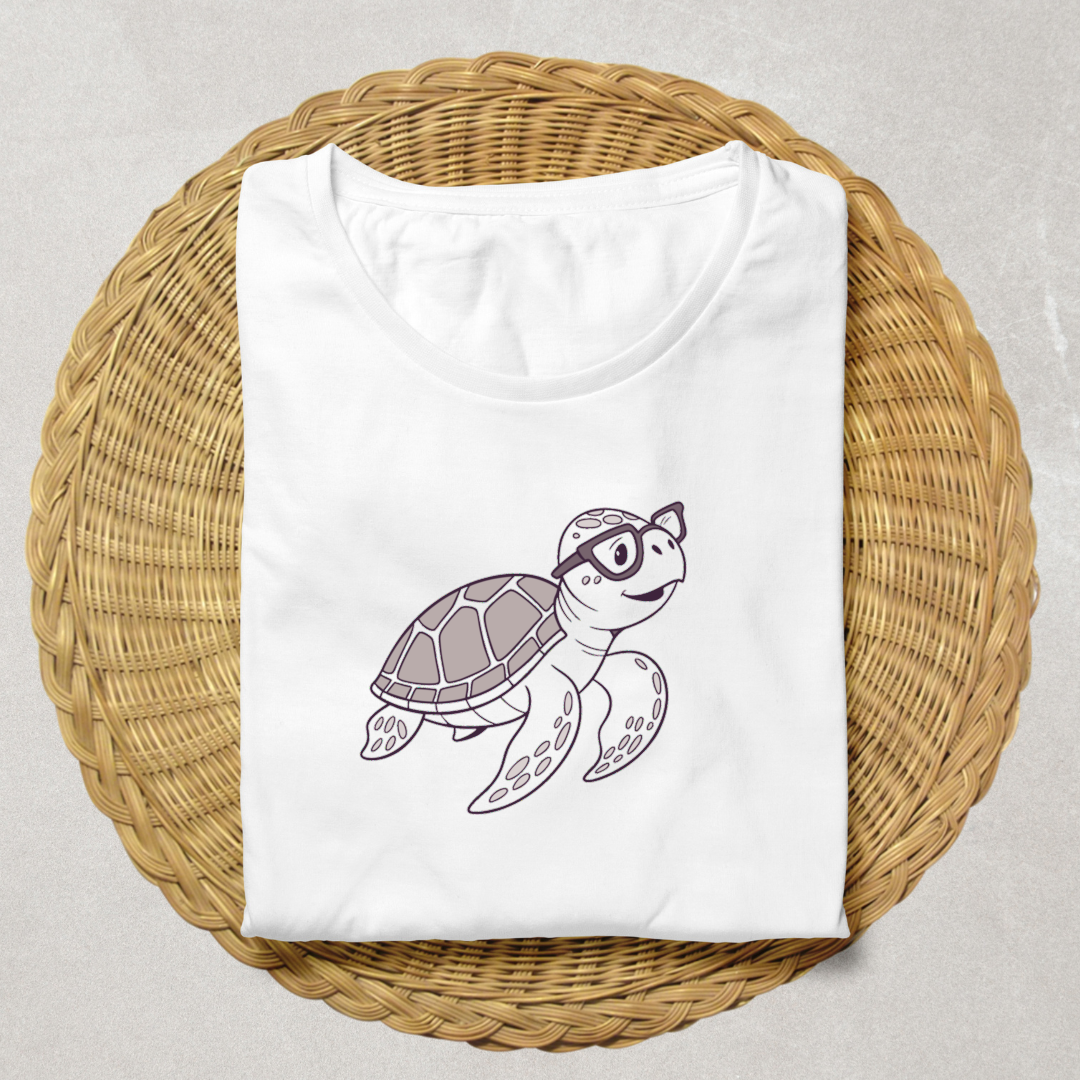 T-shirt amusant avec une tortue kawaii souriant portant des lunettes, design océan