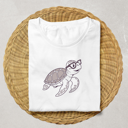 T-shirt amusant avec une tortue kawaii souriant portant des lunettes, design océan