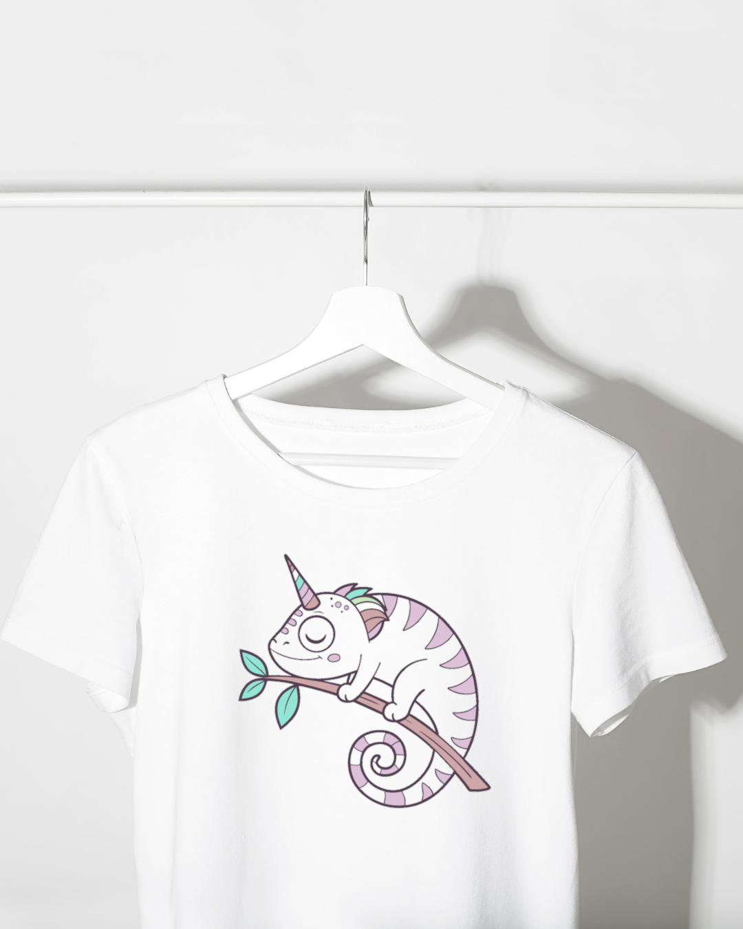 T-shirt blanc avec un caméléon licorne pastel sur un monde imaginaire fantaisiste